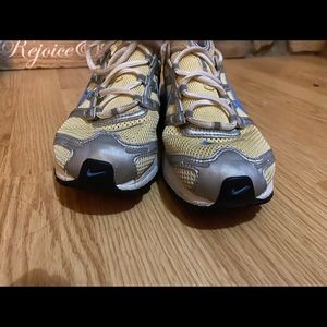 Gently worn Nike Shox size 6